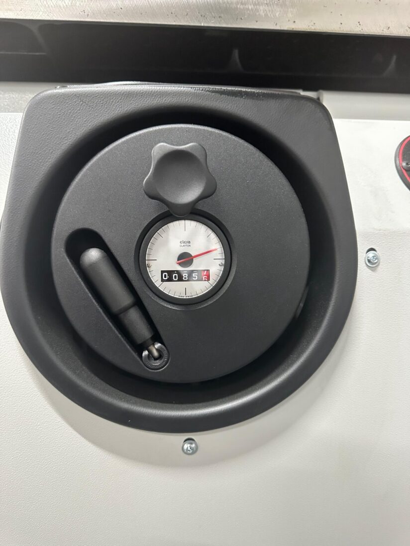 Handhweel adjustment for spindle height